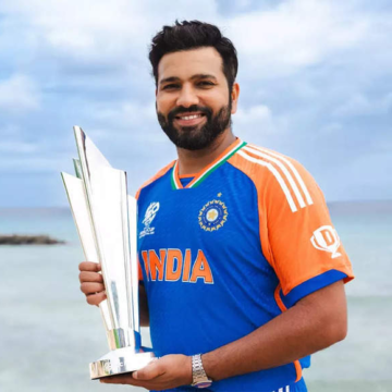 Rohit spends time on the beach with T20 WC trophy