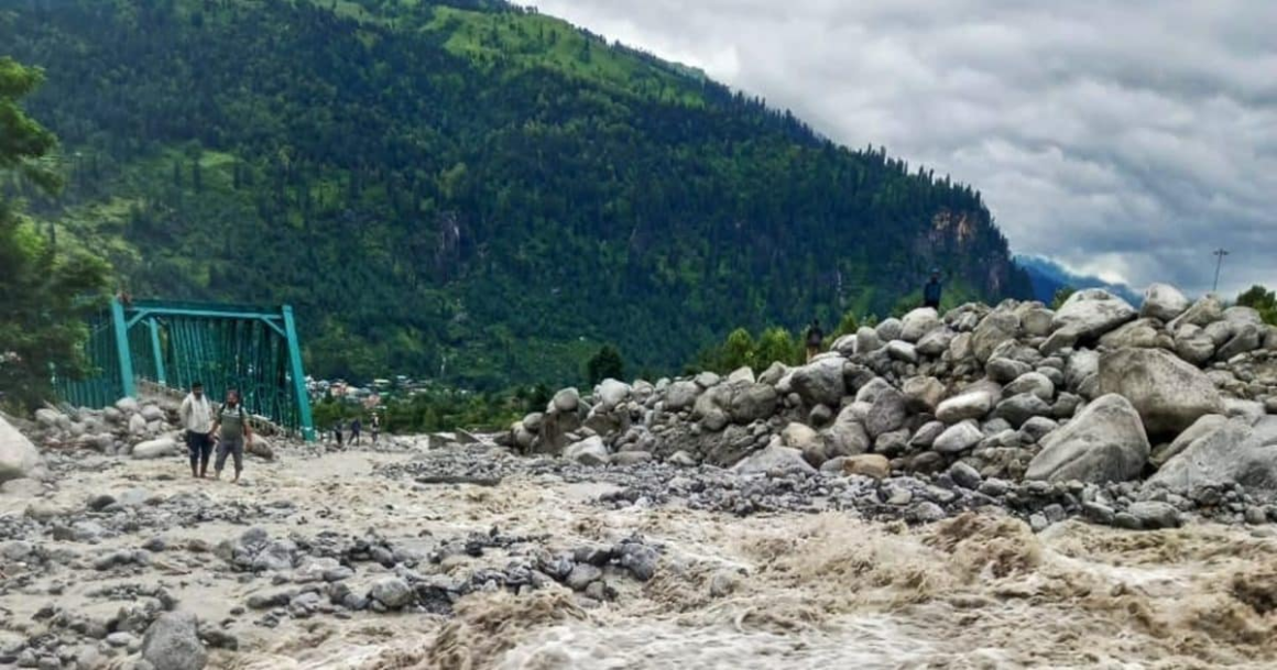 हरियाणा में कावड़ियों का हुड़दंग, मनाली में अंजनी महादेव नाले में फिर आई बाढ़